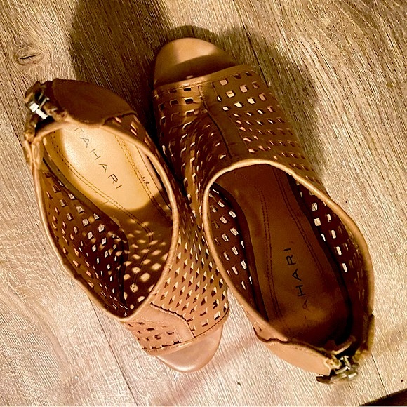 TAHARI Tan Heeled Sandals - size 6.5 - Picture 3 of 5